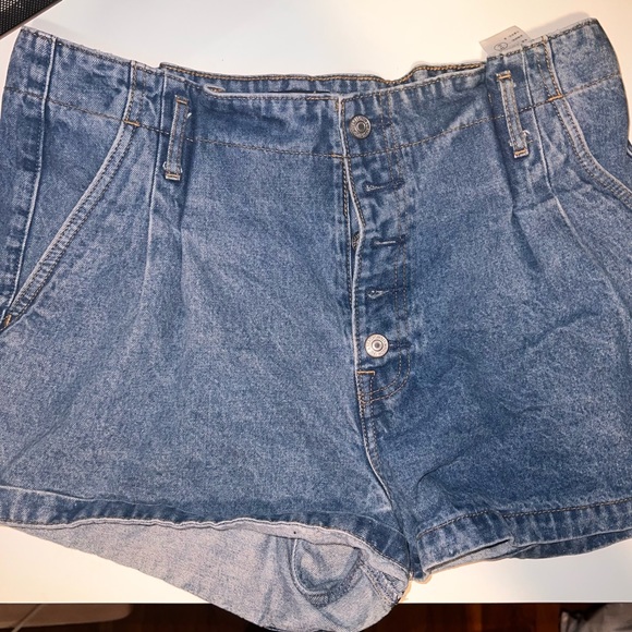 Abercrombie & Fitch Mom-Fit Denim Shorts - Picture 3 of 4